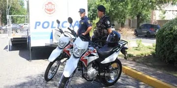 Entrega de motos y casilla a la policía de la ciudad