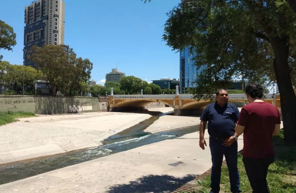 Diego Concha, de Defensa Civil, en el río Suquía.