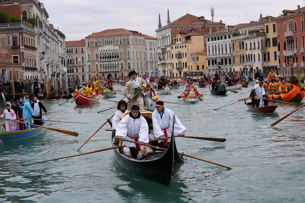 El Carnaval de Venecia en la histórica ciudad de la laguna atrae a personas de todo el mundo.  (AP Photo/Antonio Calanni)