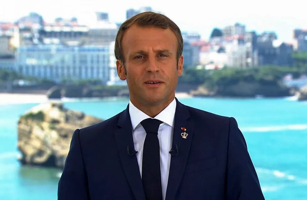 This image grab from footage taken and released by French television channel TF1 shows French President Emmanuel Macron delivering a speech in Biarritz, south-west France on August 24, 2019, on the first day of the annual G7 Summit attended by the leaders of the world's seven richest democracies, Britain, Canada, France, Germany, Italy, Japan and the United States. (Photo by Handout / TF1 / AFP) / RESTRICTED TO EDITORIAL USE - MANDATORY CREDIT \