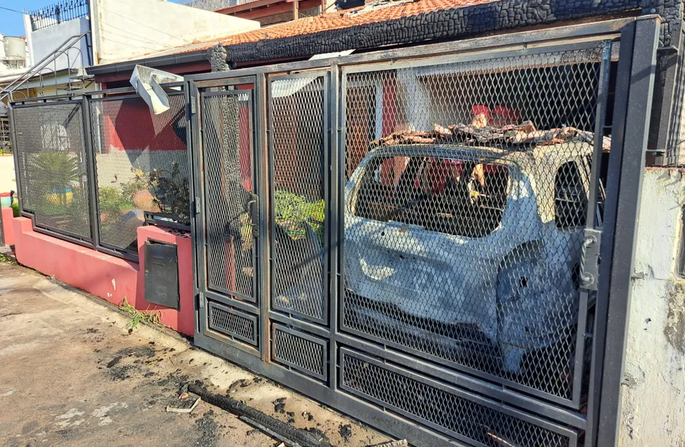 Los daños tras el paso del fuego en barrio Santa Clara de Asís.