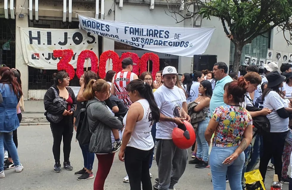 Miembros de los organismos de DD.HH. y colectivos locales aguardando la sentencia del "megajuicio", este viernes por la tarde en la calle Senador Pérez.