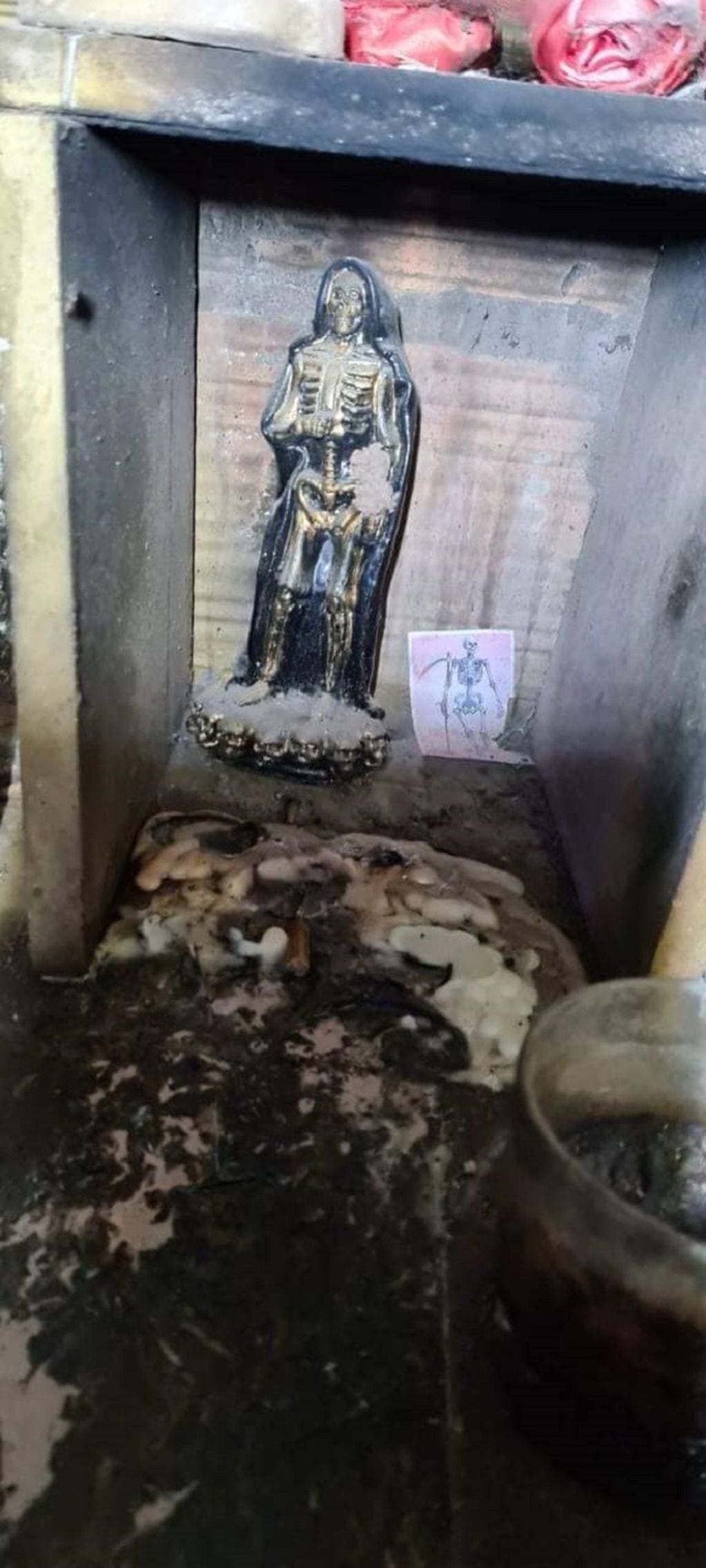 En el cementerio de Metán, Salta, encontraron un santuario de San La Muerte.