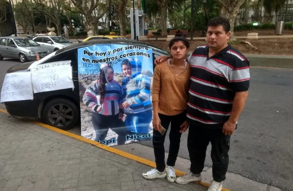 El padre de Florencia y Mélani Aranda fue a protestar a la puerta de la Municipalidad por la muerte de sus hijas en el International Park. (@pedrolevyok)