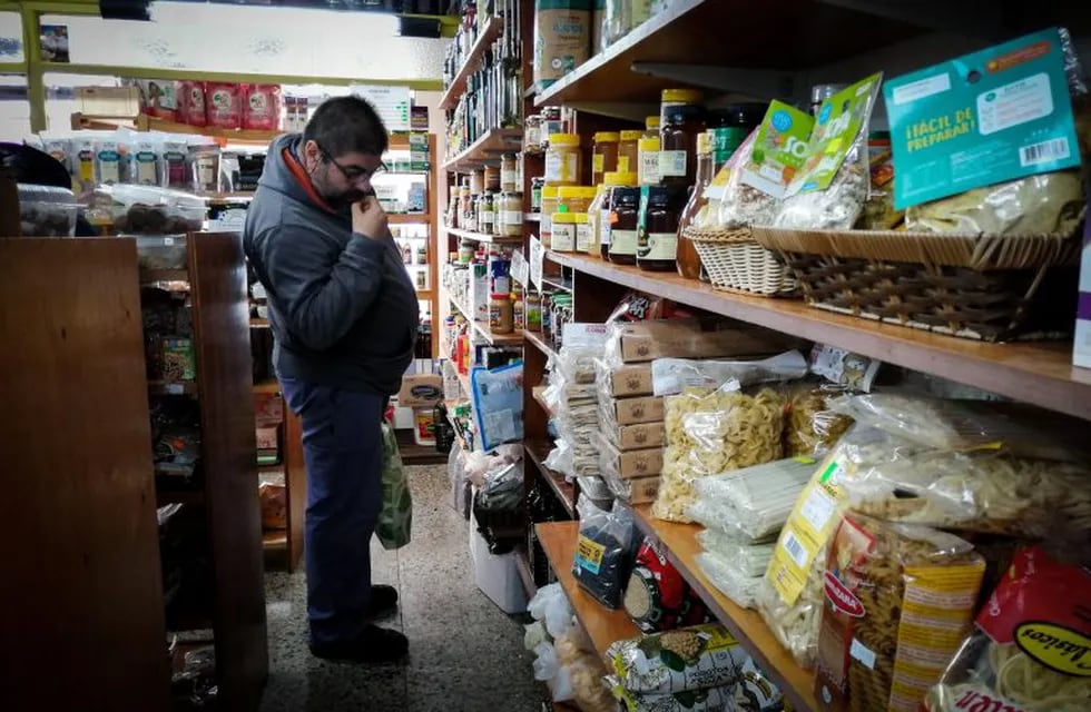 AME648. BUENOS AIRES (ARGENTINA), 16/10/2019.- Un hombre observa los precios de los alimentos en un mercado este miércoles, día en el que se conoce el nuevo indicie de inflación correspondiente al mes de septiembre en Buenos Aires (Argentina). Los precios al consumidor en Argentina aumentaron en septiembre pasado un 53,5 % respecto al mismo mes del año pasado, informó el Instituto Nacional de Estadística y Censos (Indec). EFE/Juan Ignacio Roncoroni