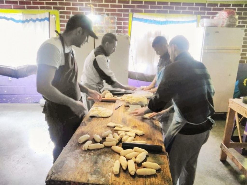 Elaboraron 30 kilos de pan para un comedor comunitario de Villa Elisa (web).