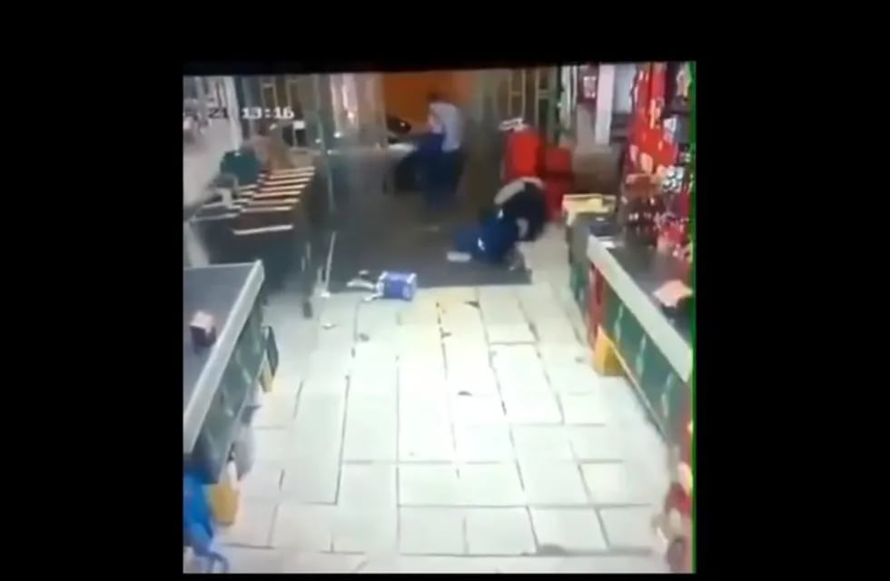 Impactante video de un comerciante chino disparando a un ladrón.