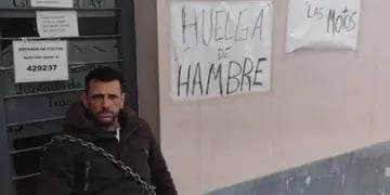 Inició una huelga de hambre, encadenado en la puerta de tránsito municipal