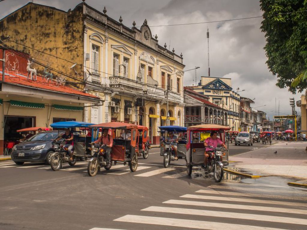 En Iquitos, la capital de la selva peruana, no circulan autos, pero sí unas 45 mil rugientes mototaxis.