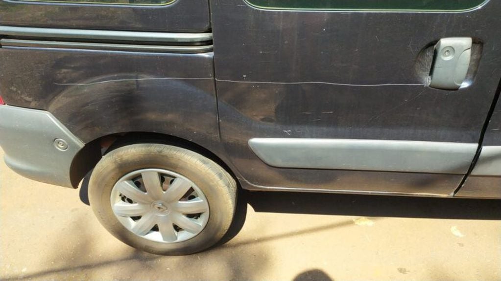 Vandalismo en Eldorado: dos adolescentes dañaron automóviles estacionados.
