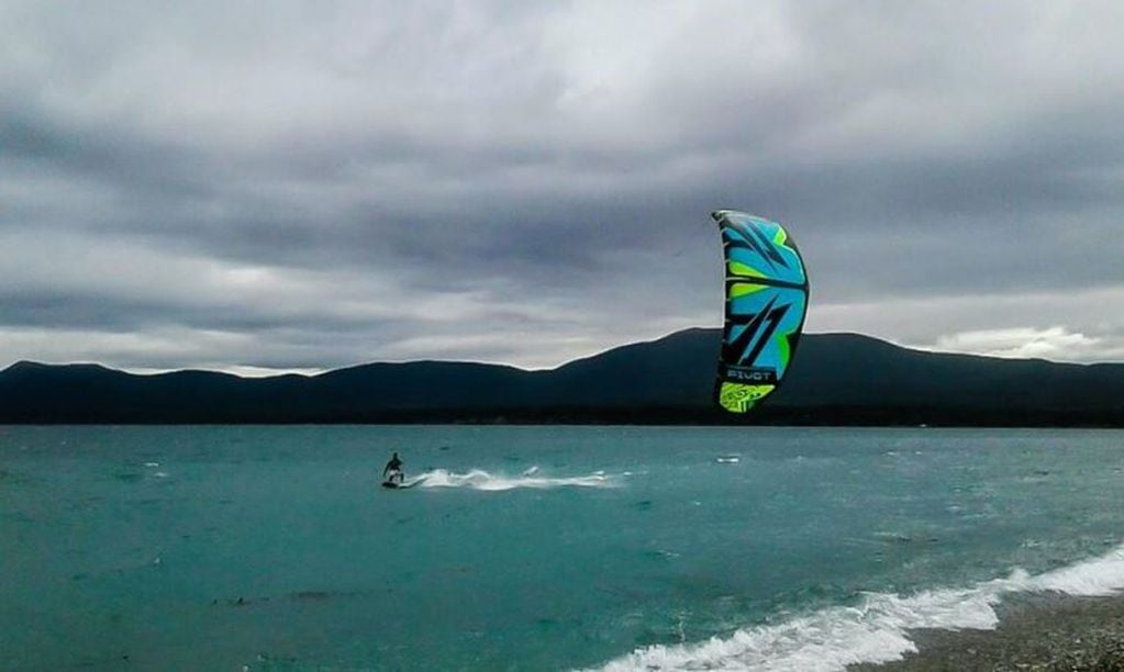 Kitesurf en lago Fagnano, Tolhuin.
(Foto / Facebook: TDF Kitesurf)