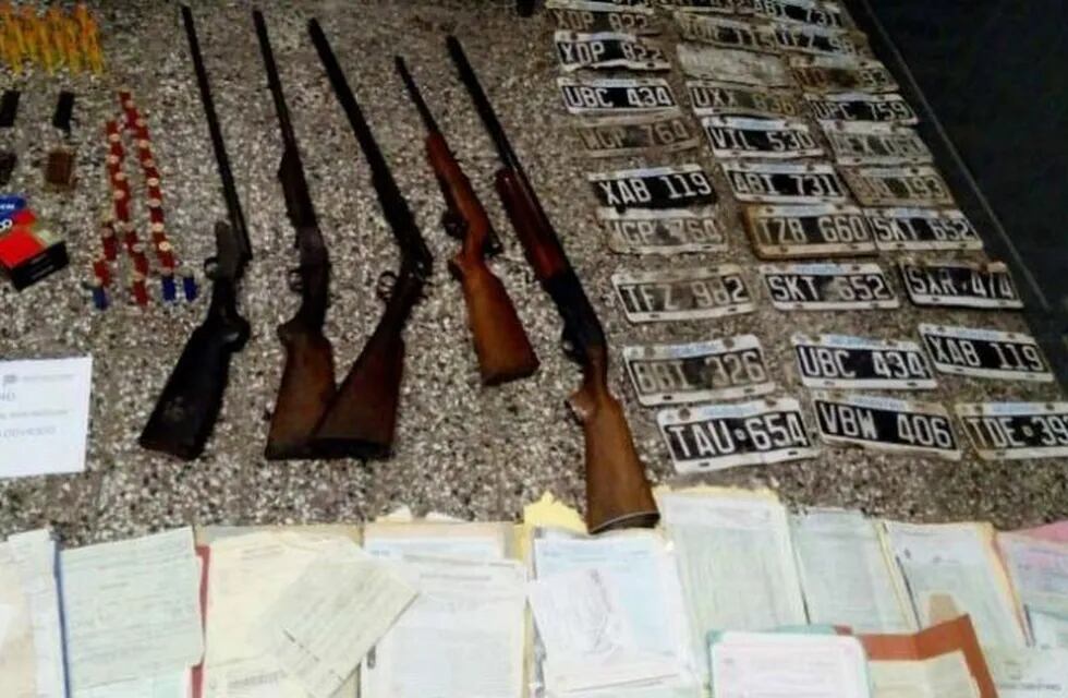 Se secuestraron armas, dinero y documentación de los vehículos robados. (Policía San Nicolás)