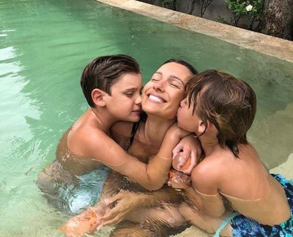 Pampita y sus hijos en la pileta. (Instagram)
