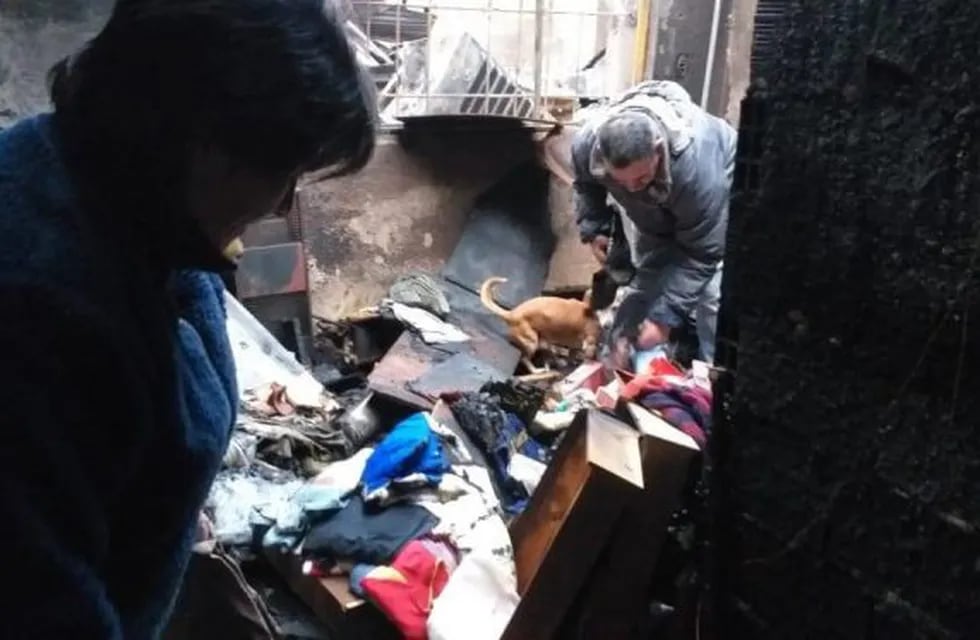 Una familia perdió todo en un incendio que consumió su hogar.