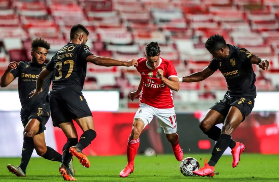 Lisbon (Portugal), 14/07/2020.- Benfica player Franco Cervi (2-R) vies for the ball with Vitoria de Guimaraes player Mikel Agu (R) during the Portuguese first league soccer match Benfica against Vitoria de Guimaraes, iin Lisbon, Portugal, 14 July 2020. (Lisboa) EFE/EPA/JOSE SENA GOULAO