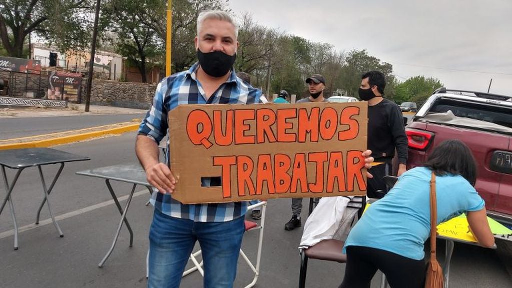 Reclamos en la ciudad de Cosquín en contra de las nuevas restricciones. (Foto: gentileza 24 Crónica Cosquín HD).