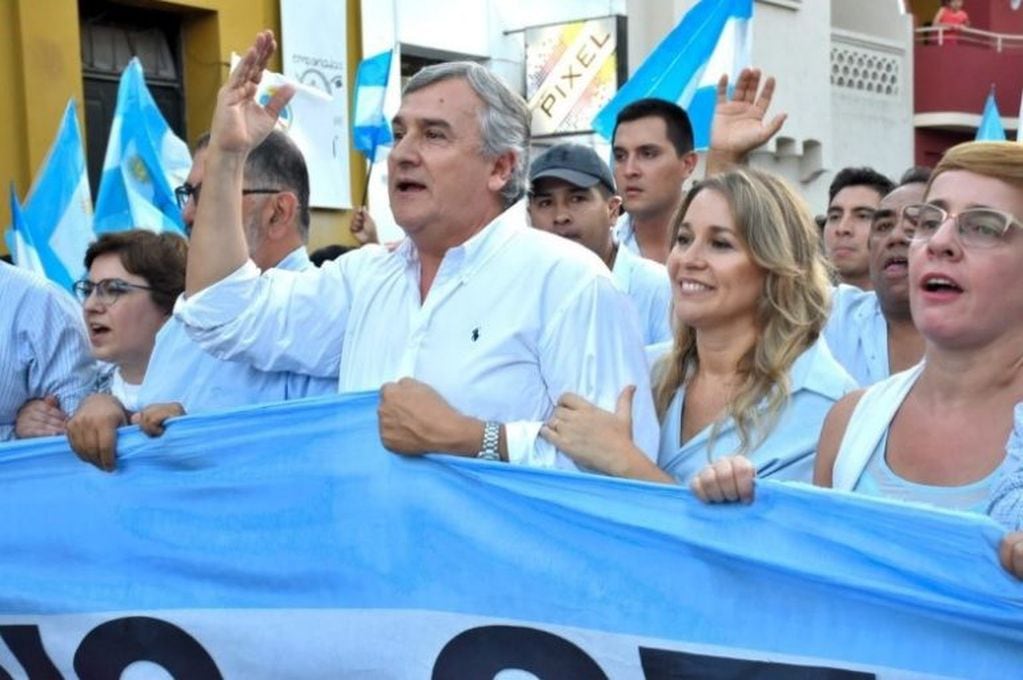 La diputada Gabriela Burgos (derecha), encabezando con el gobernador Morales la marcha #Jujuy No Se Toca, realizada este miércoles.