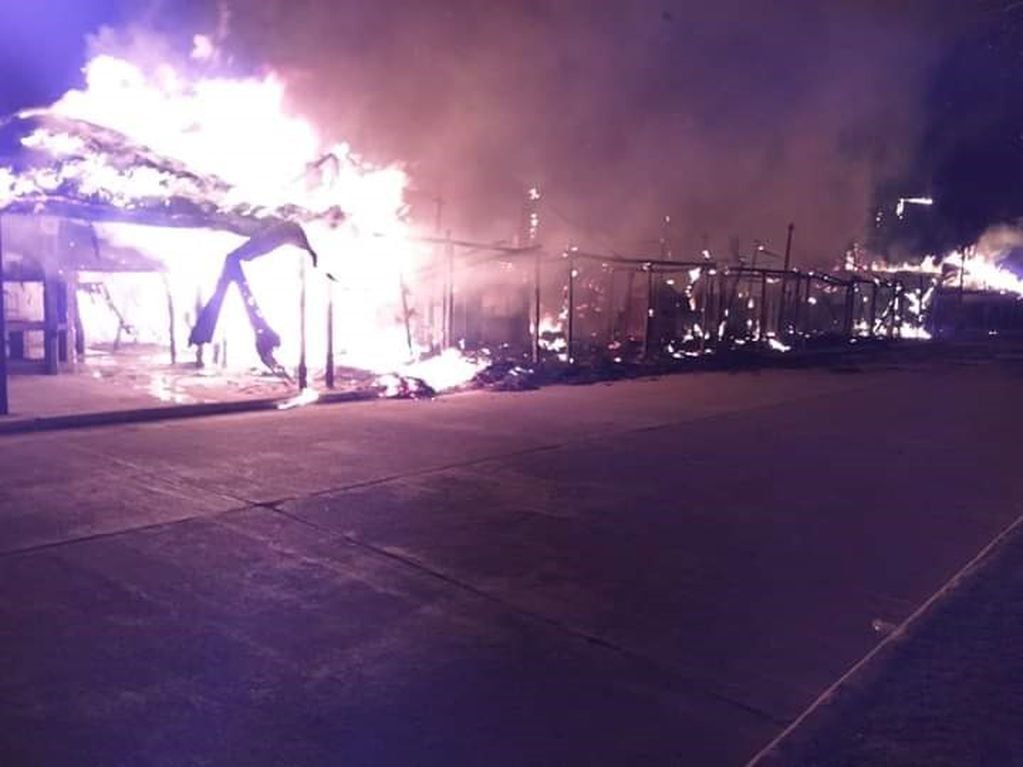 Incendio en los ranchos de la Feria de Simoca. Prensa municipalidad de Simoca.