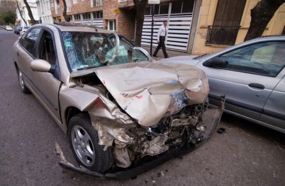 Imputaron al conductor de Renault Laguna que, corriendo una picada, chocó a un Fiat Duna y mató a su conductor en 27 de Febrero y Necochea. (El Ciudadano)