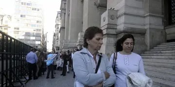  Sara Garfunkel, la madre de Nisman, junto a su hija y hermana del fiscal Sandra. 
