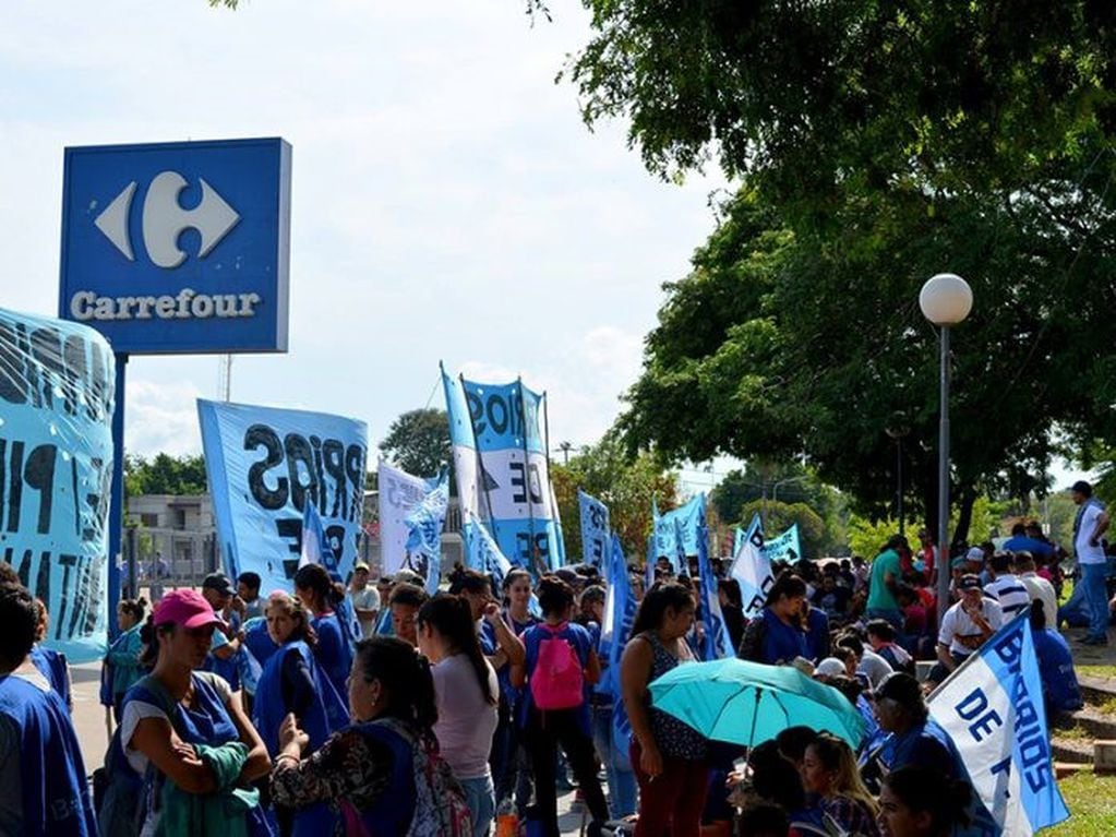 Barrios de Pie se acercó a pedir donaciones ante el hipermercado Carrefour de Resistencia.