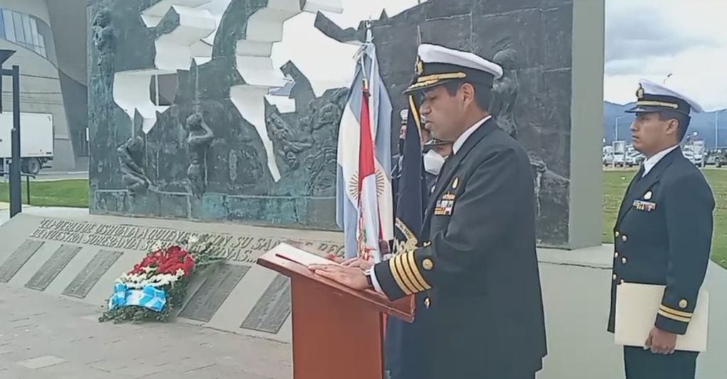 Homenaje a los soldados de Malvinas - El Capitán de Navío, Jorge Vizcarra Figueroa, Agregado Naval de la Marina de Guerra del Perú en la República Argentina, pronunció palabras alusivas.