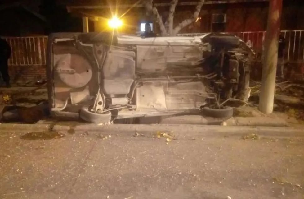El auto de Puebla terminó impactando con un árbol.