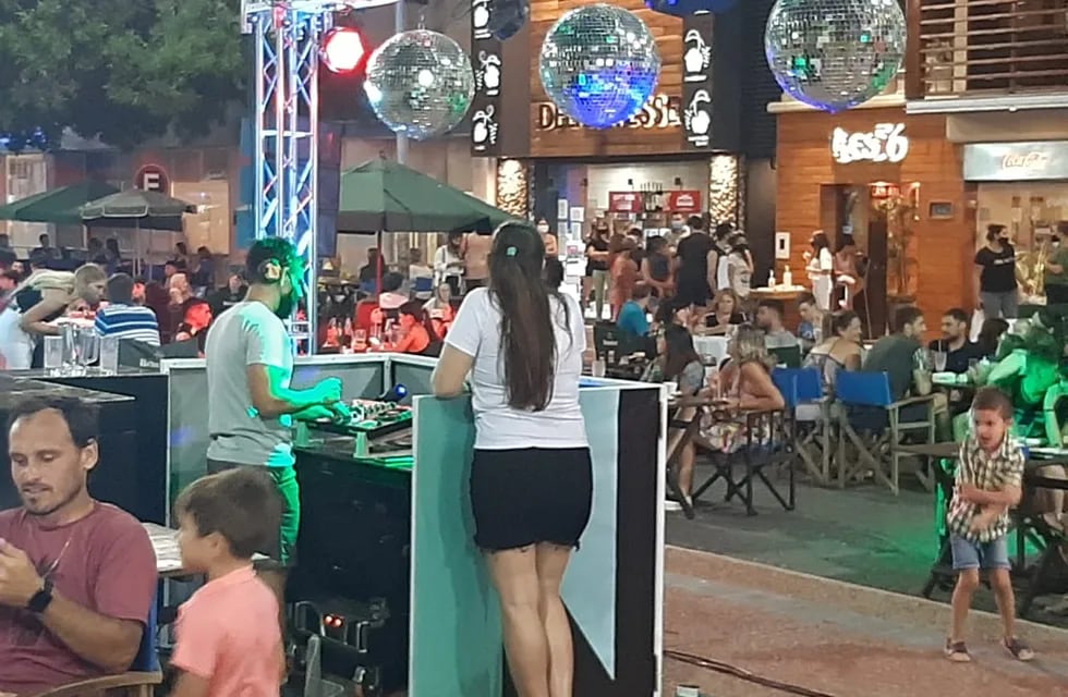 Noche de DJ y Plaza Feria en el bv. Santa Fe hecha peatonal