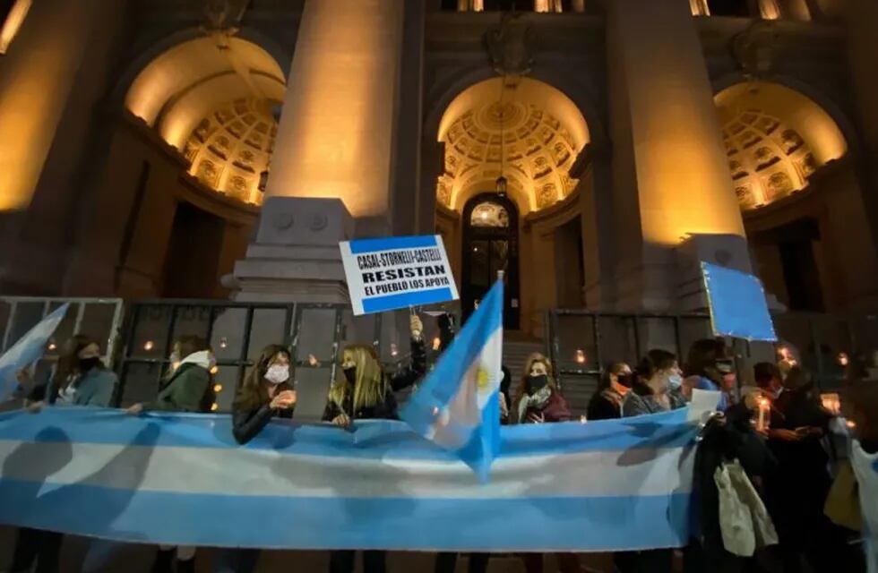 Marcha frente a la Corte Suprema en apoyo a los jueces Bruglia y Bertuzzi (Foto: Clarín)