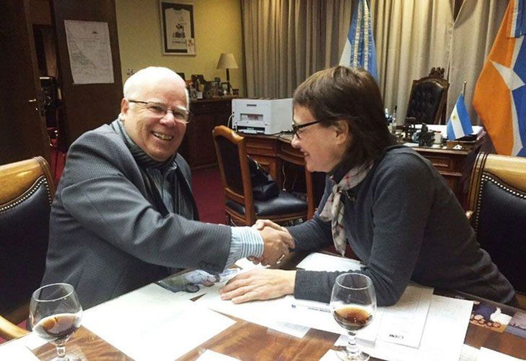 Alejandro Betts junto a la exgobernadora Fabiana Rios
