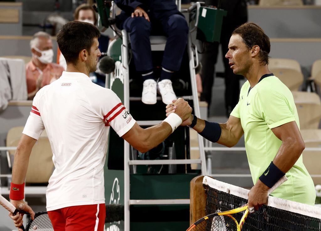 Novak Djokovic celebra la victoria ante Rafael Nadal en Roland Garros. (EFE)