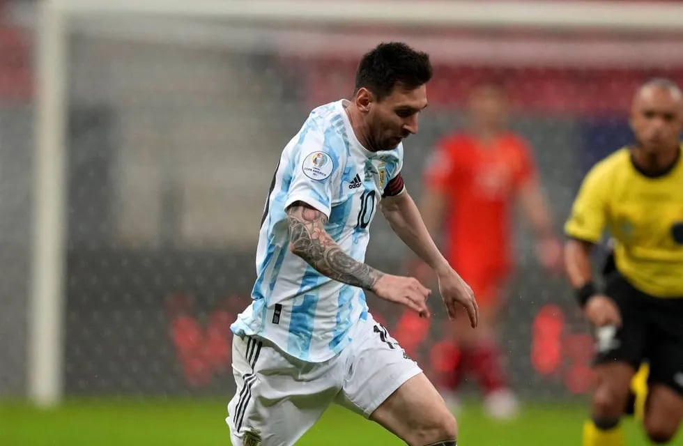 Lionel Messi pasó por la peluquería y cambió su look. (AP)
