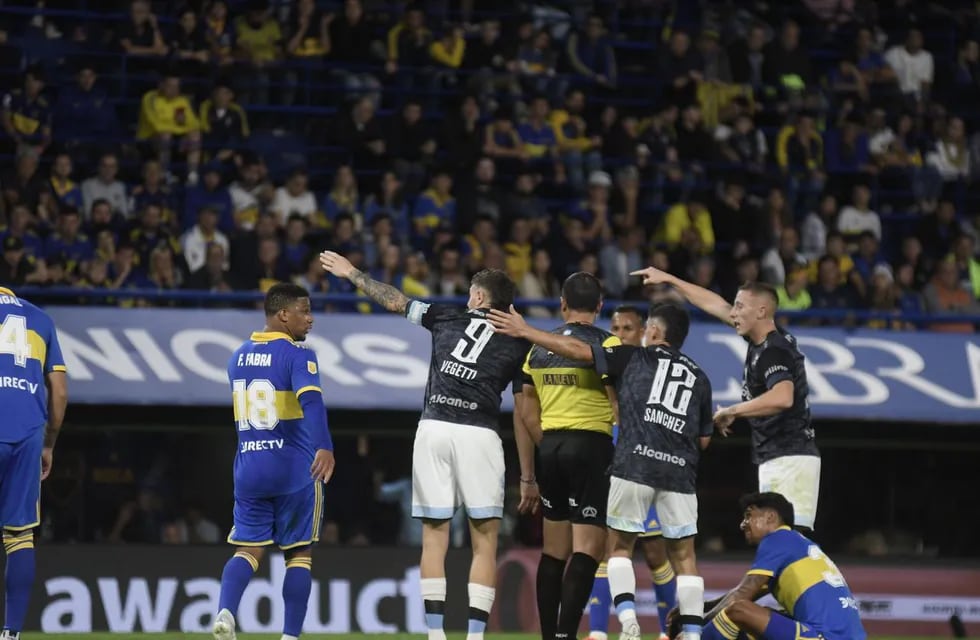 Belgrano, a puro reclamo contra Fernando Espinoza en el traspié con Boca (Federico López Claro / La Voz).