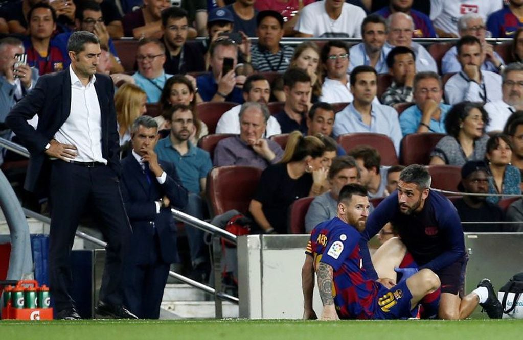 Ernesto Valverde, en el momento de la lesión de Lionel Messi. (EFE)