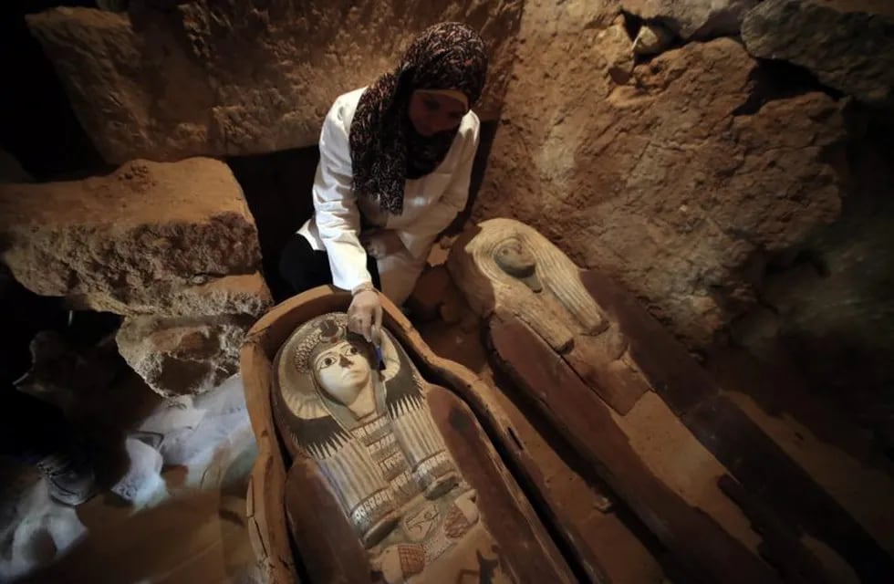 KEF01. Giza (Egypt), 04/05/2019.- An Egyptian archaeologist works on a sarcophagus at the site of an ancient an old Kingdom cemetery that was uncovered at the south-eastern side of Giza Plateau, Giza, Egypt, 04 May 2019. An Egyptian Archaeological Mission discovered part of an Old Kingdom cemetery during excavations carried out at the south-eastern side of Giza Plateau. The team uncovered several Old Kingdom tombs and burial shafts but the oldest one to be discovered is a limestone family tomb from the fifth dynasty (circa 2500 B.C.) which retains some of its inscriptions and scenes. (Egipto) EFE/EPA/KHALED ELFIQI