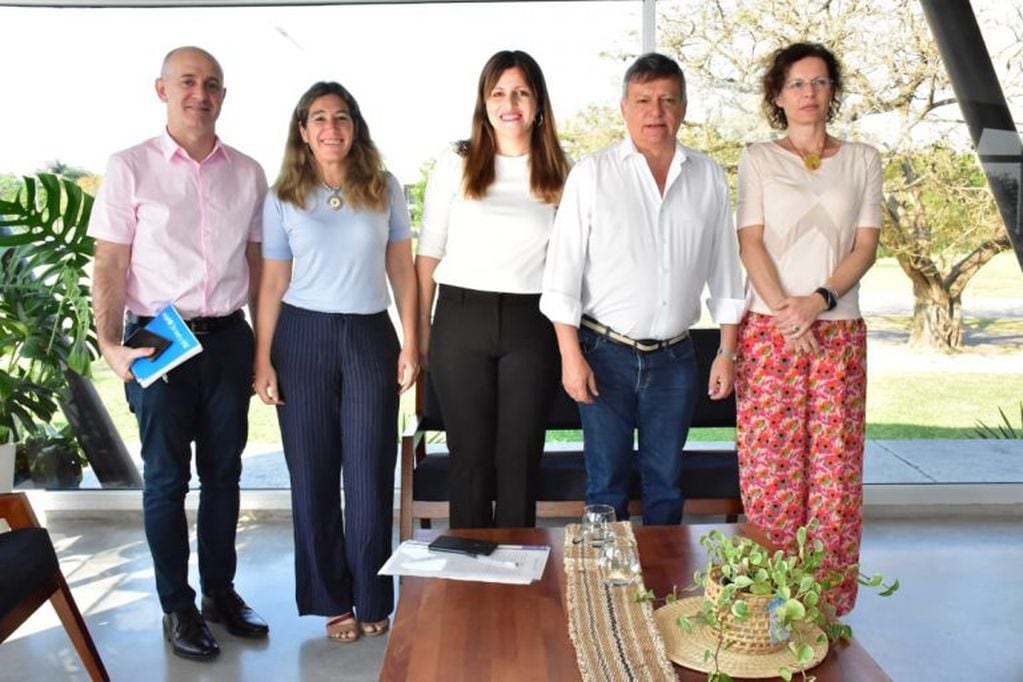 El gobernador Peppo, algunos de sus colaboradores más los representantes de UNICEF en Argentina.