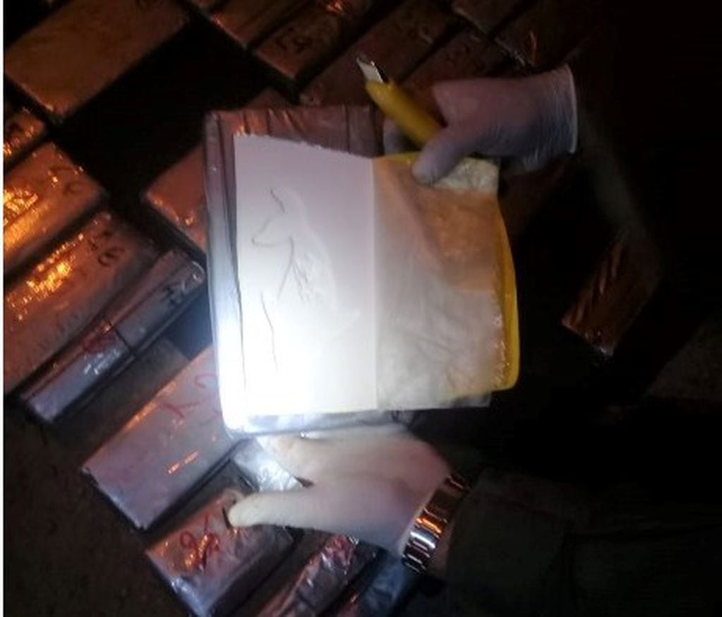 Uno de los paquetes de cocaína, con el sello de los "narcos" mexicanos.