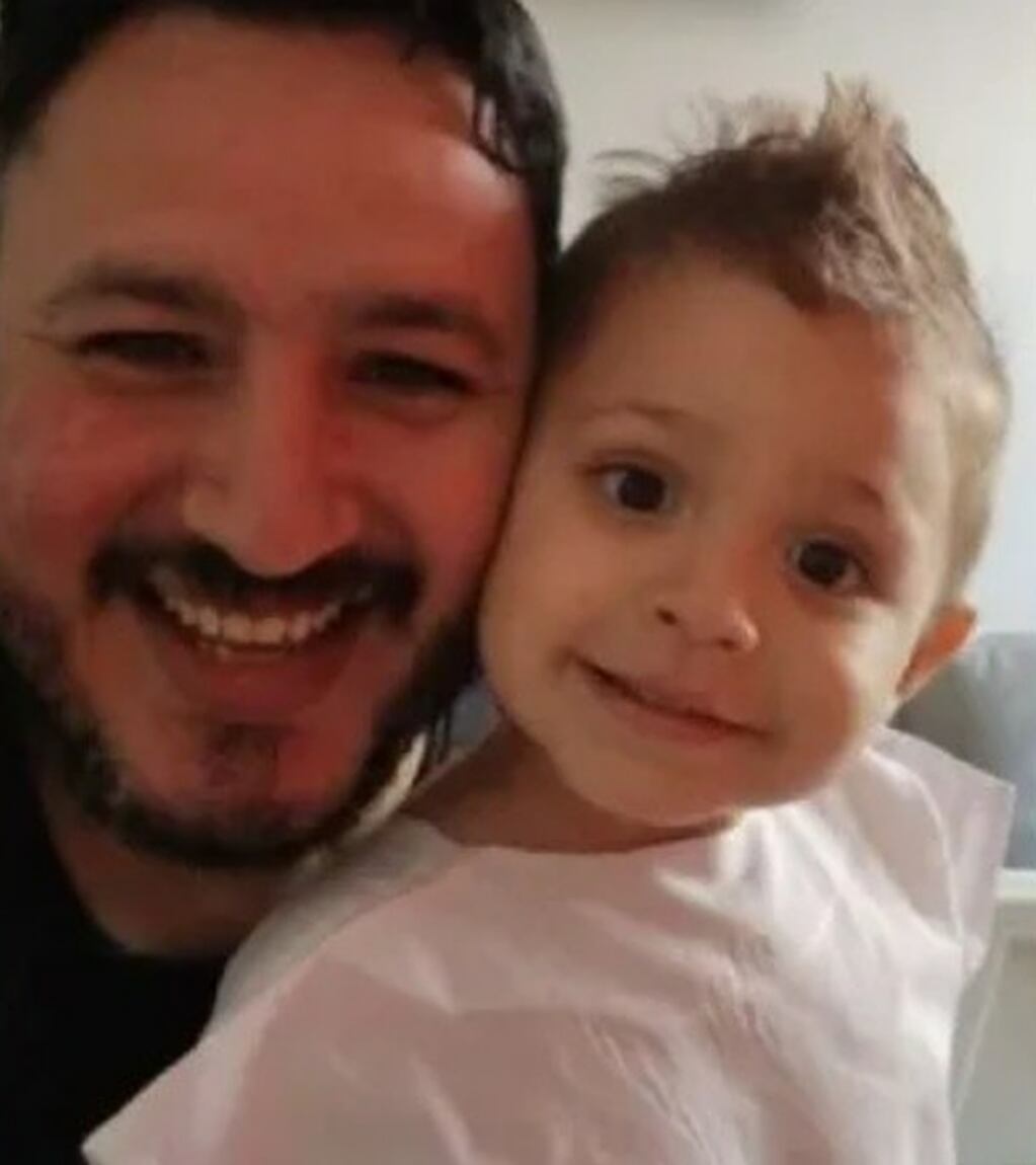 Andy, el niño de 3 años que superó el cáncer de hígado, con su papá Ismael.
