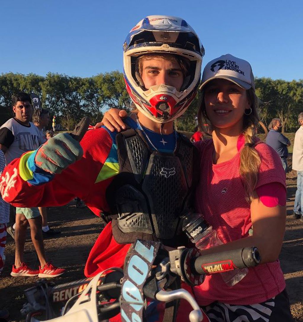 Melina Bretillot junto a su hermano Arturo, también corredor de motos.