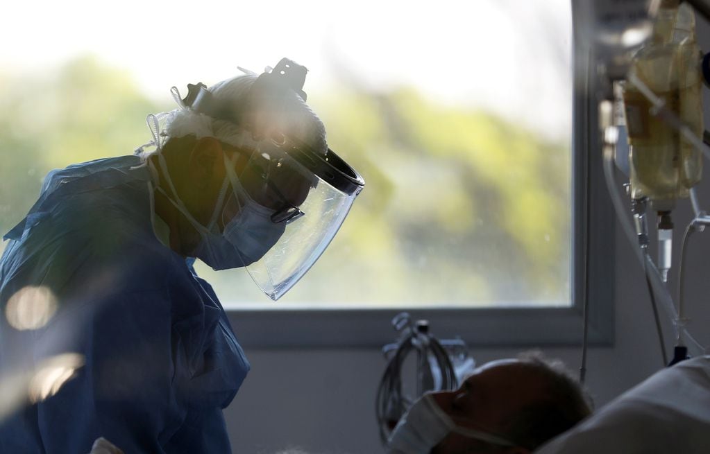 Un enfermero revisa a un paciente que padece coronavirus en una unidad de cuidados intensivos. (Foto: REUTERS / Agustin Marcarian)