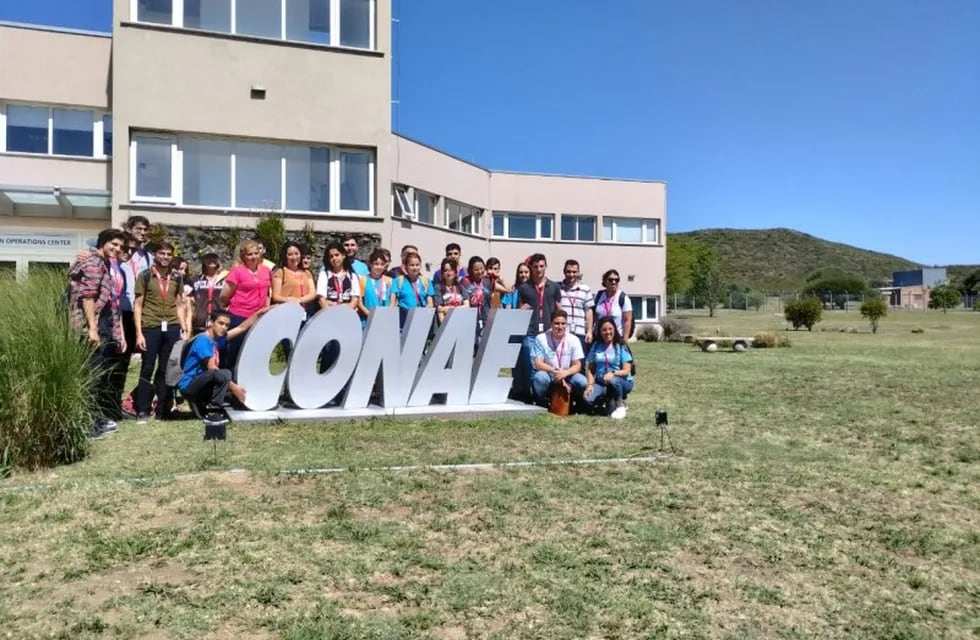 Estudiantes visitan CONAE