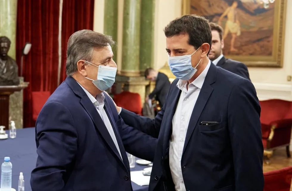 Diálogo. Mario Negri y el ministro De Pedro, antes de comenzar la reunión en el Congreso. (Prensa Diputados)
