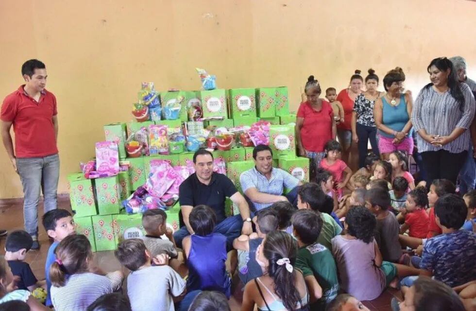 Valdés entregó cajas navideñas a chicos de Corrientes. (Foto: @gustavovaldesok)
