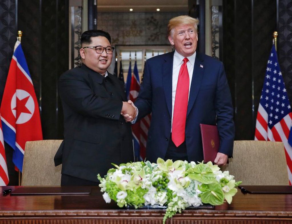 El presidente de los EE.UU., Donald J. Trump, y el líder de Corea del Norte, Kim Jong-un, en la firma del documento en la cumbre RPDC-EE. UU., en Singapur
