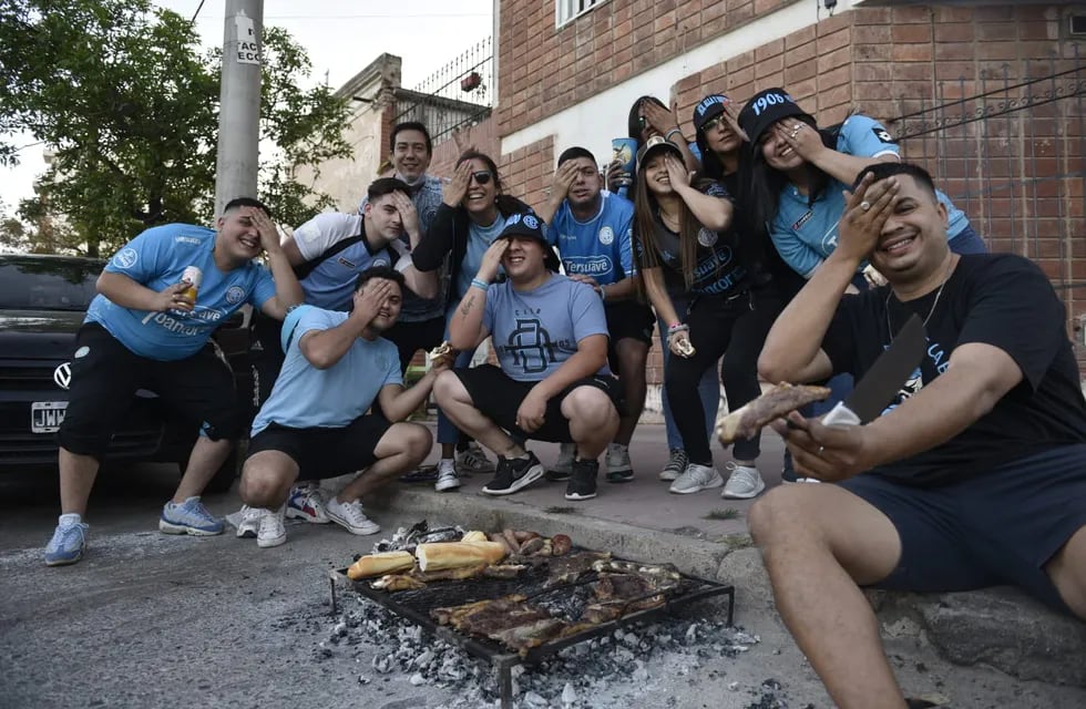 En llamas. El regreso de los hinchas de Belgrano a las tribunas. Para celebrar con un asadazo (Facundo Luque / La Voz).