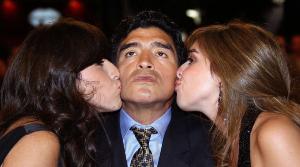 Diego junto a sus hijas Gianinna y Dalma