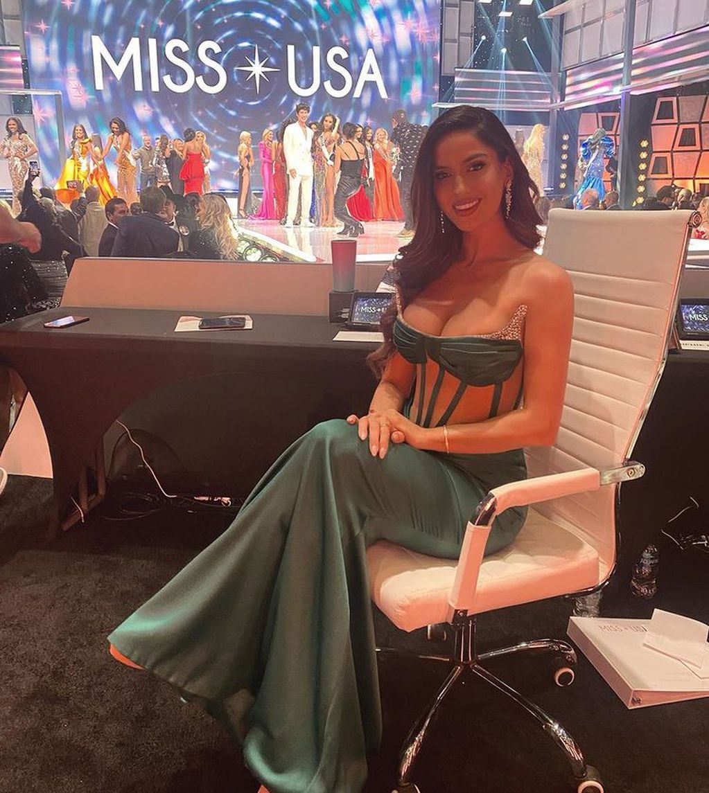 Natalia Barulich como jueza de Miss USA.