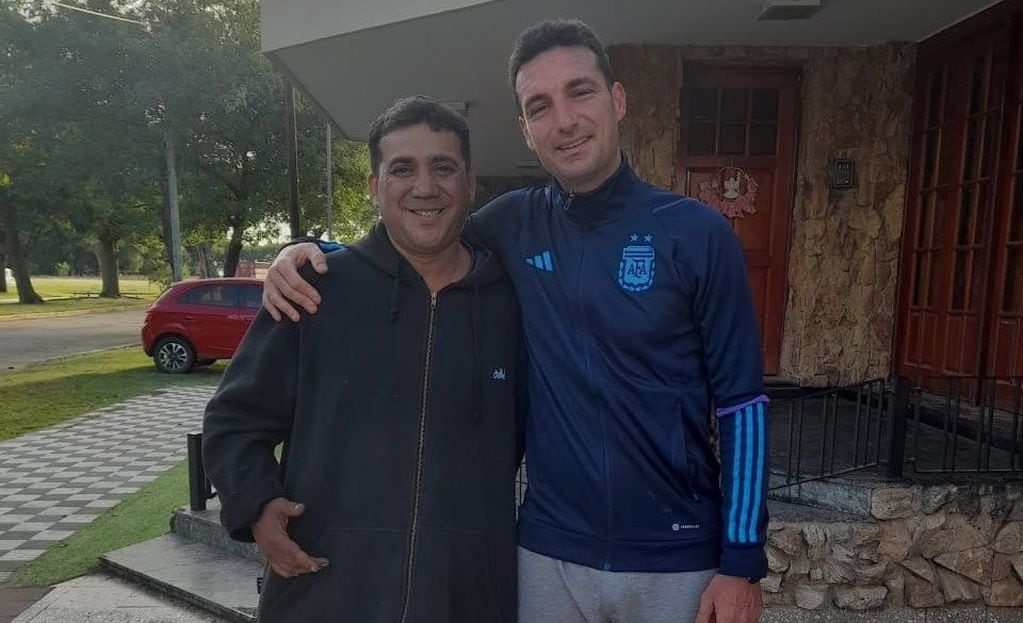 Flavio Sosa, el mendocino que le regaló la camiseta de Atlético Argentino a Lionel Scaloni en Pujato. Colgó una bandera en el frente de la casa con un mensaje especial.