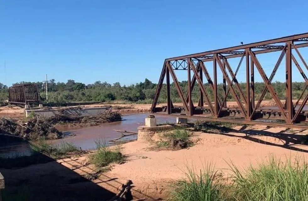 Colapso del puente ferroviario en el río Colorado (El Tribuno)