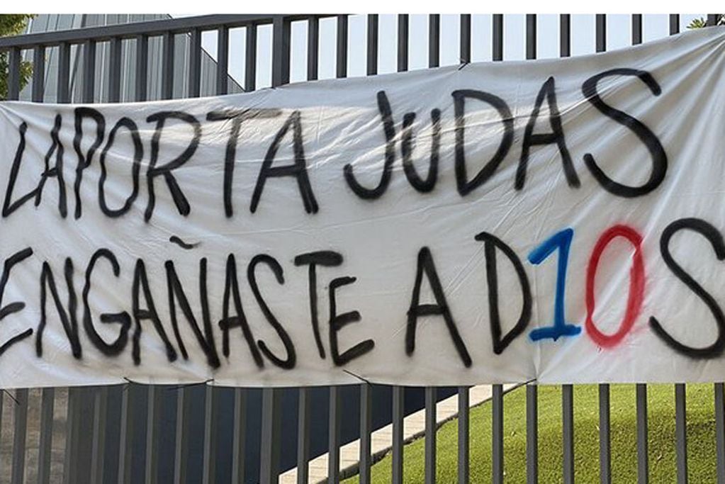 Las pancartas en el estadio contra el presidente Laporta por la salida de Messi.